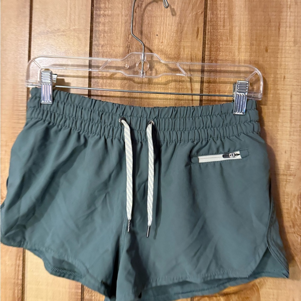 Vuori Clementine 2.0 Short 4" $58 Retail - Picture 3 of 10